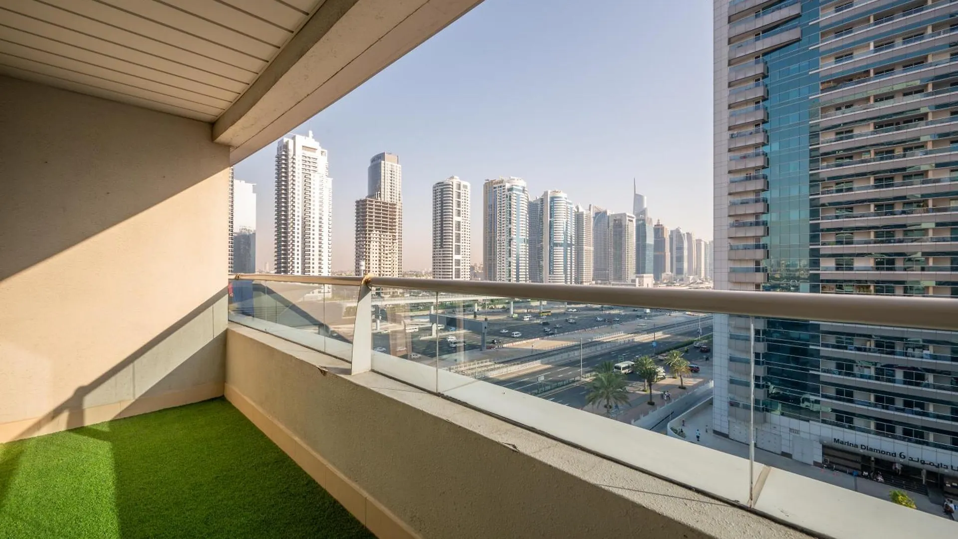 Luxurious 1-Br Apt In Active Dubai Marina Apartment