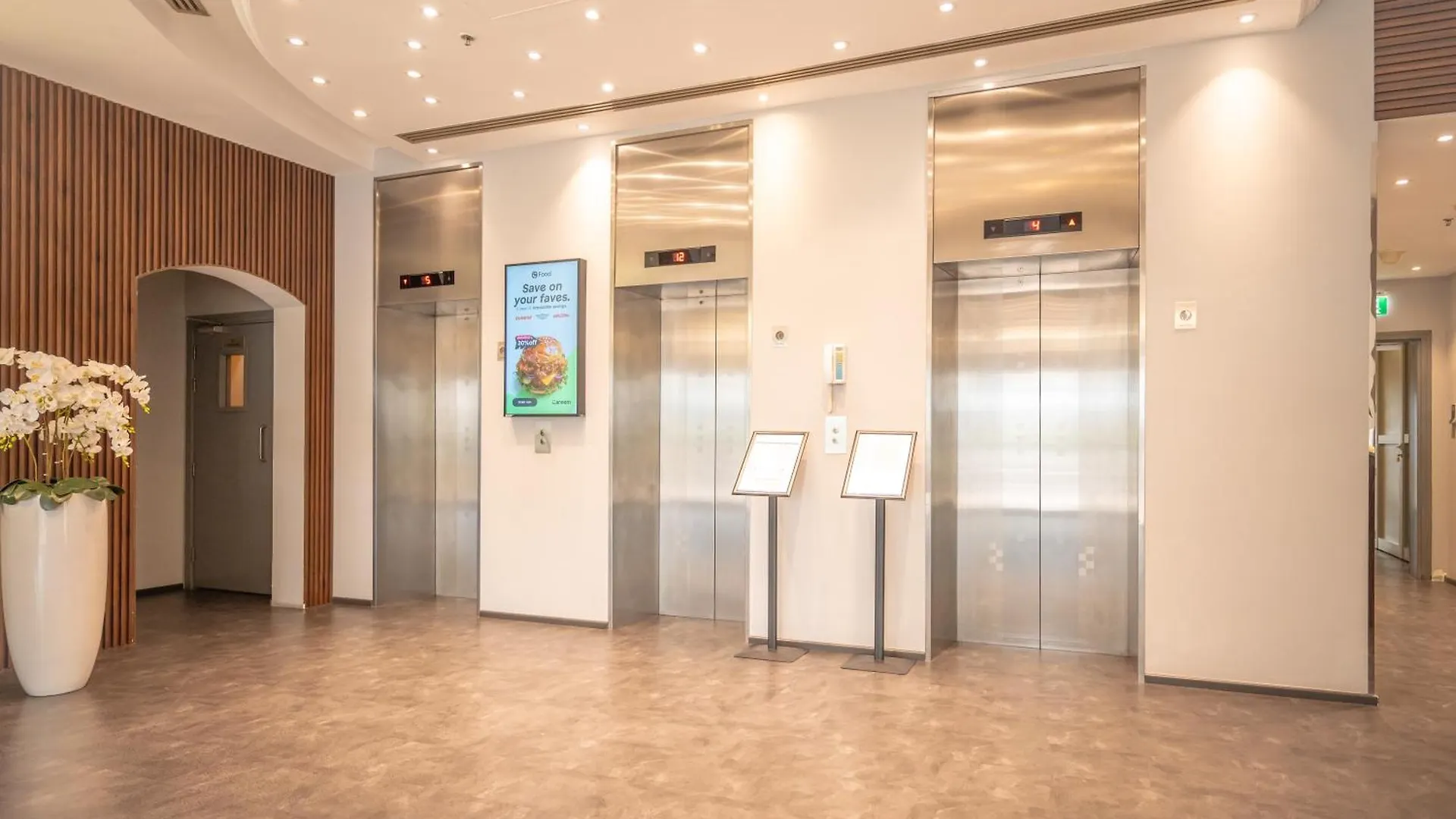 Luxurious 1-Br Apt In Active Dubai Marina