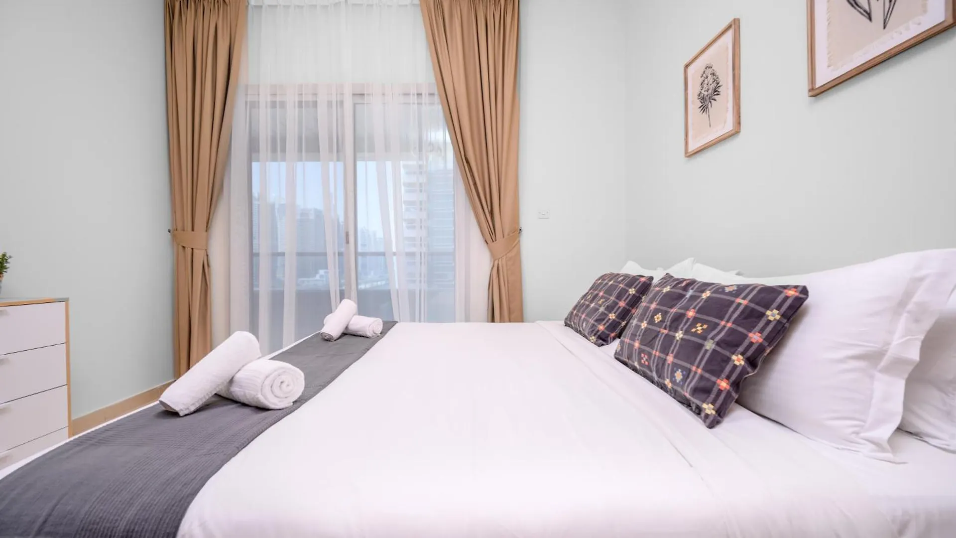 Apartment Luxurious 1-Br Apt In Active Dubai Marina